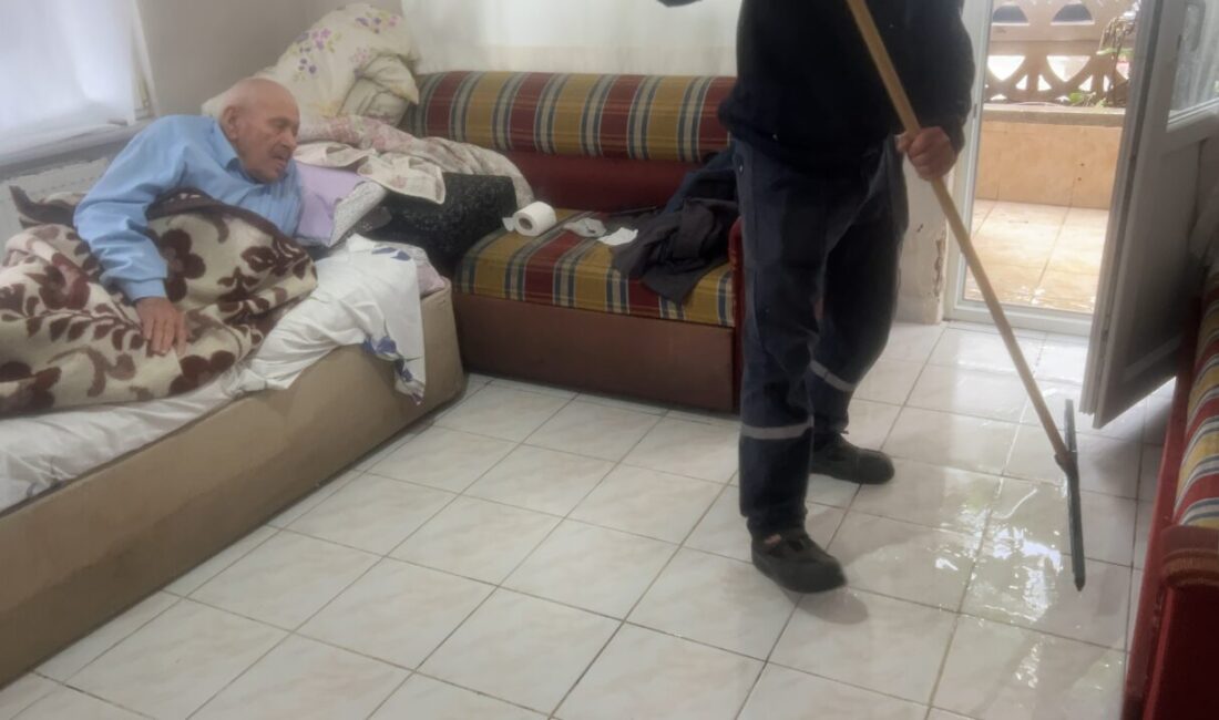Bursa’nın Mudanya ilçesinde tıkanan su giderleri nedeniyle yağmur suları bazı