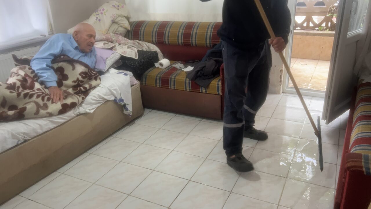 Bursa’nın Mudanya ilçesinde tıkanan su giderleri nedeniyle yağmur suları bazı