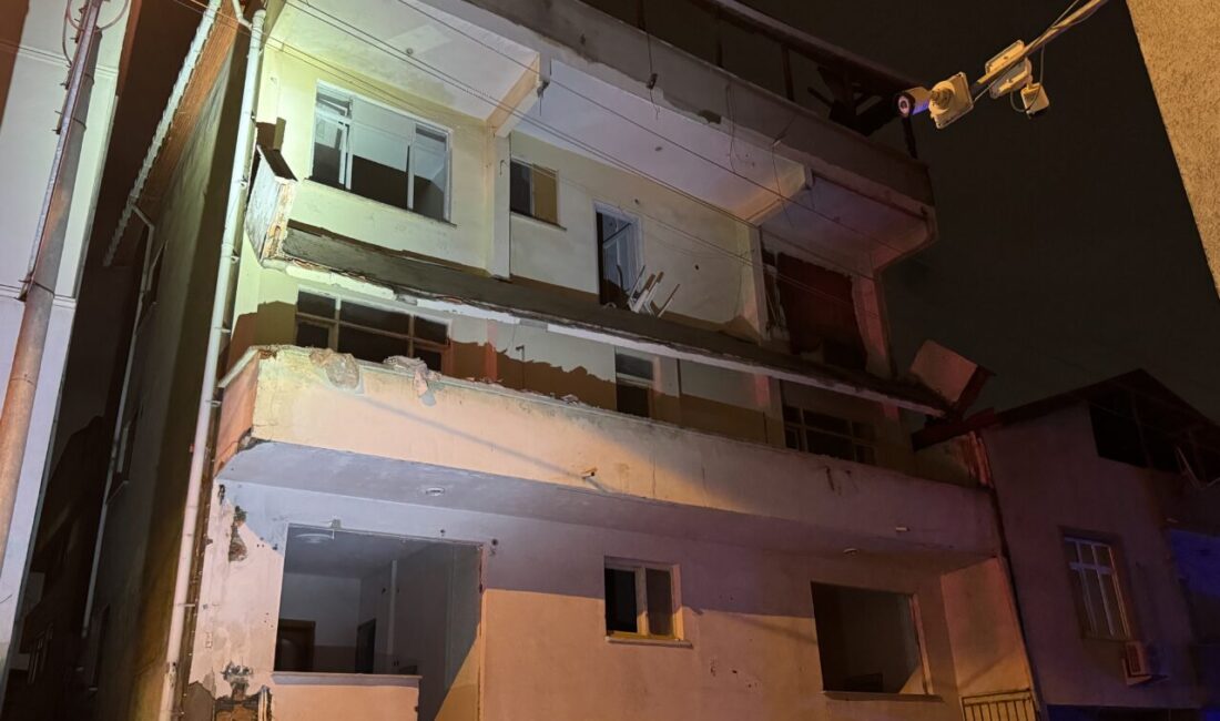 6 ay önce boşaltılan binada balkon çöktü Kocaeli’nin Darıca ilçesinde risk nedeniyle boşaltılan 4 katlı binanın balkonunun