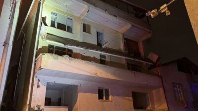 Kocaeli’nin Darıca ilçesinde risk nedeniyle boşaltılan 4 katlı binanın balkonunun