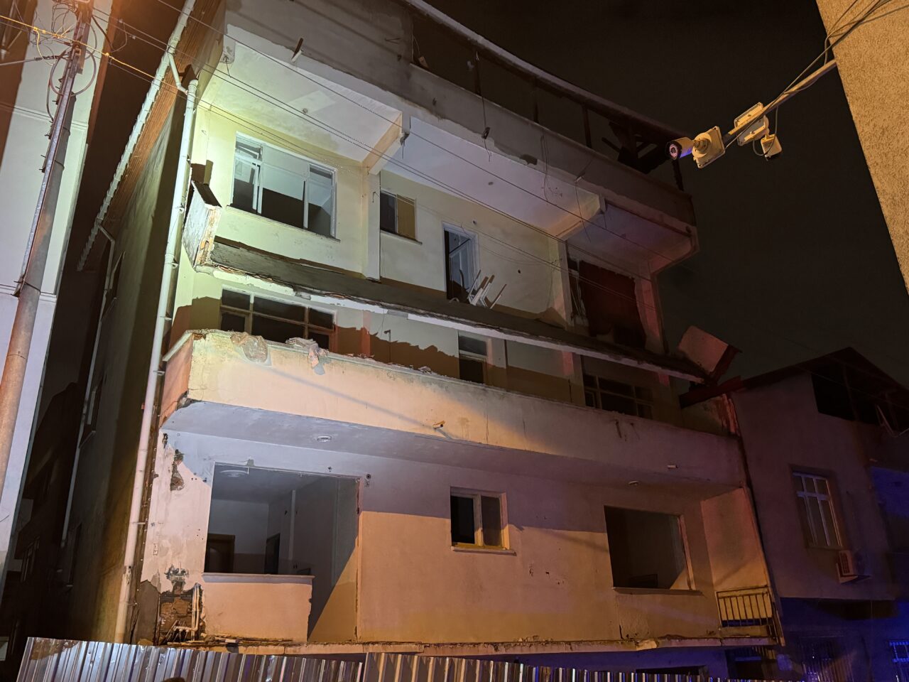 Kocaeli’nin Darıca ilçesinde risk nedeniyle boşaltılan 4 katlı binanın balkonunun