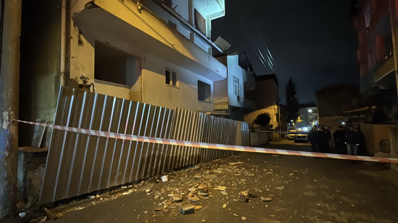 6 ay önce boşaltılan binada balkon çöktü 1 Bülten Medya -