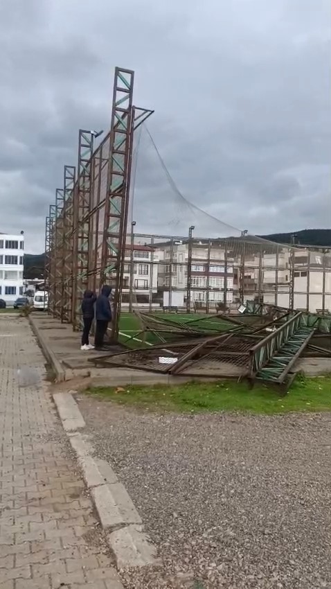 Bursa’nın Karacabey ilçesine bağlı Yeniköy Mahallesi’nde yağışın ardından etkisini artıran