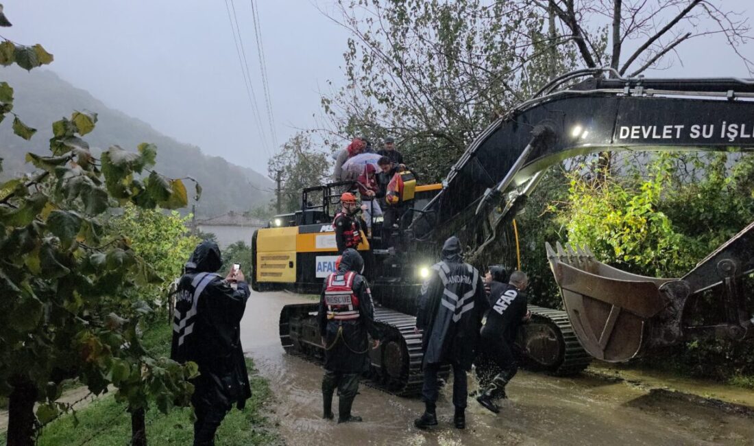  Sakarya’nın Karapürçek ilçesinde Kanlıçay Deresi’nin taşması sonucu mahsur kalan