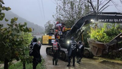  Sakarya’nın Karapürçek ilçesinde Kanlıçay Deresi’nin taşması sonucu mahsur kalan