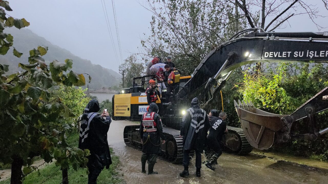  Sakarya’nın Karapürçek ilçesinde Kanlıçay Deresi’nin taşması sonucu mahsur kalan