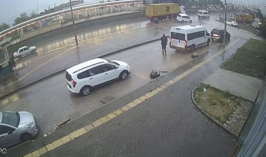 Bursa’da tırın dorsesi savruldu! Kaza anı kamerada Bursa’nın Gürsu ilçesinde yağmur nedeniyle kayganlaşan yolda kontrolden çıkan tırın