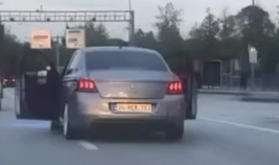 Bursa’da trafikte görenleri şaşırtan hareket! Bursa’nın Osmangazi ilçesinde seyir halindeki otomobilin ön kapılarını açan sürücü