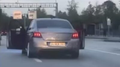 Bursa’nın Osmangazi ilçesinde seyir halindeki otomobilin ön kapılarını açan sürücü