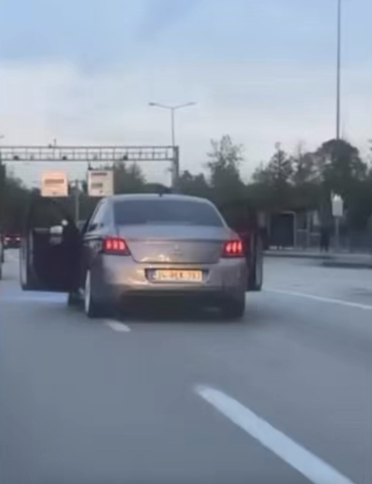 Bursa’nın Osmangazi ilçesinde seyir halindeki otomobilin ön kapılarını açan sürücü