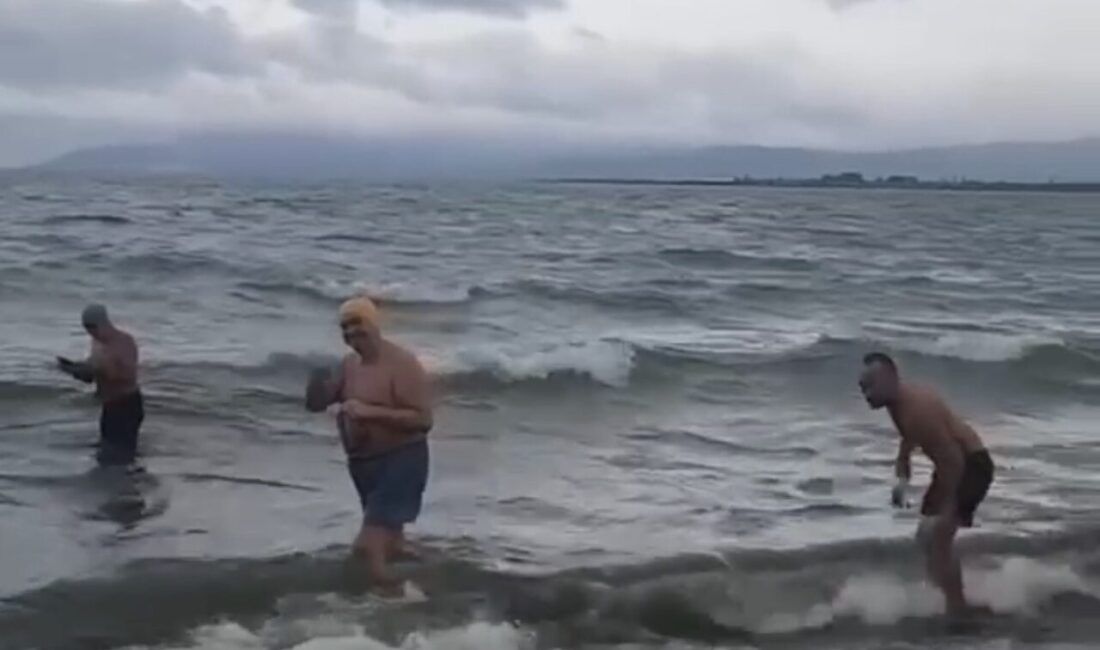 İznik Gölü’nde soğuk havaya meydan okuyan görüntüler! Bursa’da etkili olan soğuk ve yağışlı hava, İznik Gölü’nde dalgaların
