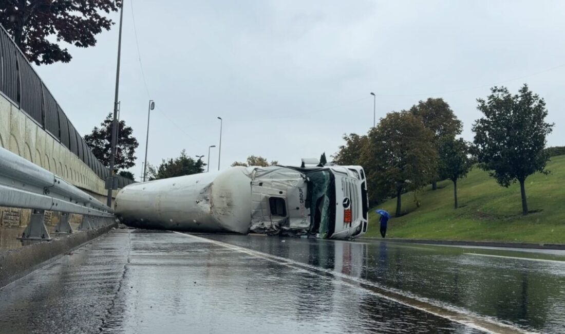 İstanbul’un Bakırköy ilçesinde virajı alamayan LNG yüklü tanker yan yattı.