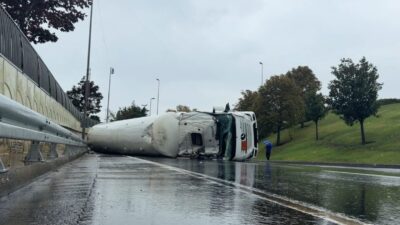 İstanbul’un Bakırköy ilçesinde virajı alamayan LNG yüklü tanker yan yattı.