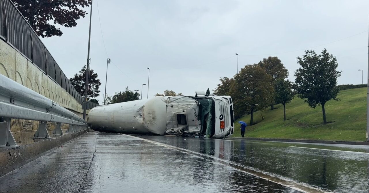 İstanbul’un Bakırköy ilçesinde virajı alamayan LNG yüklü tanker yan yattı.