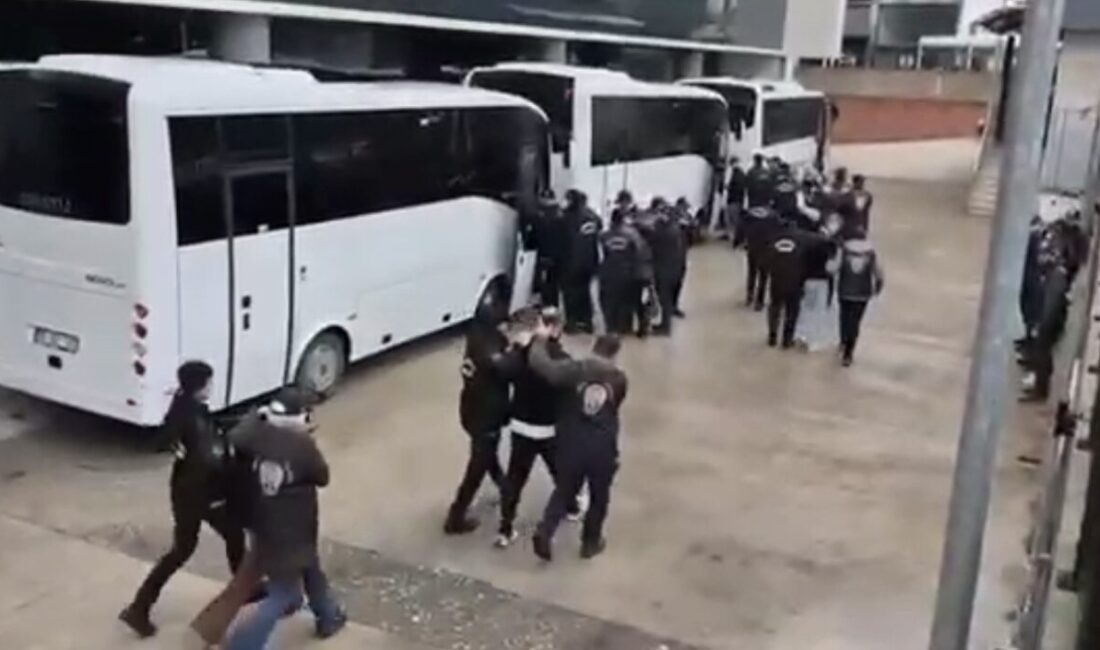 Bursa’da yasa dışı bahis operasyonu: 16 tutuklama Bursa’da yasa dışı bahis ve kumar sitelerine yönelik yürütülen soruşturmada,