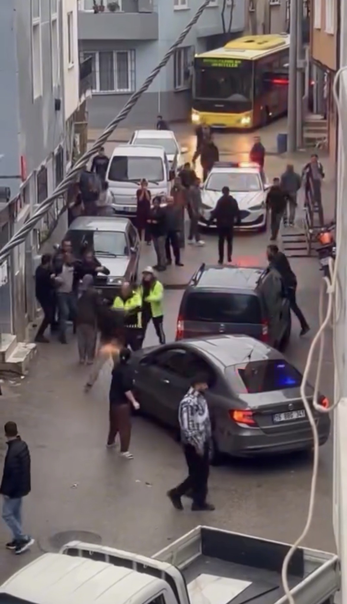  Bursa’nın Yıldırım ilçesinde polisin dur ihtarına uymayan otomobil durduruldu.