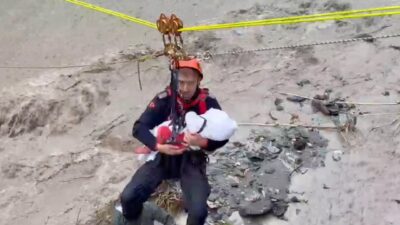 Sakarya’nın Sapanca ilçesinde taşan dere nedeniyle mahsur kalan aileyi kurtarma