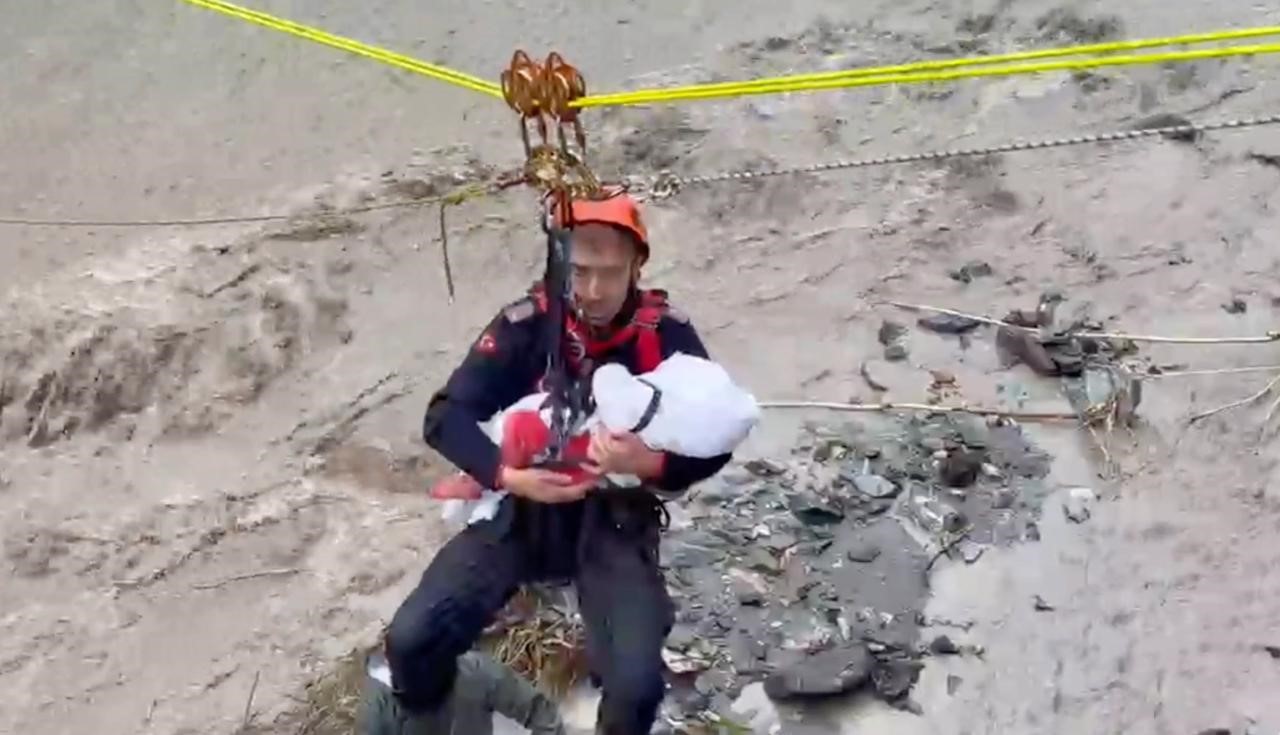 Sakarya’nın Sapanca ilçesinde taşan dere nedeniyle mahsur kalan aileyi kurtarma