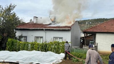 Bilecik’in Pazaryeri ilçesinde kaynak çalışması sırasında çıkan kıvılcımlar, çatı katında