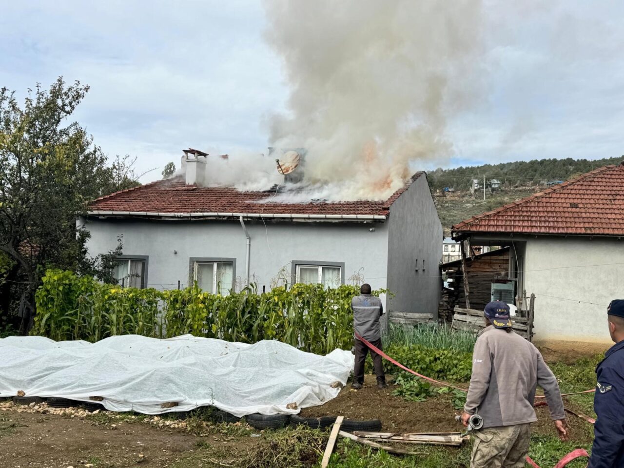 Bilecik’in Pazaryeri ilçesinde kaynak çalışması sırasında çıkan kıvılcımlar, çatı katında