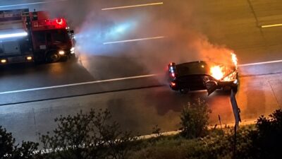 Bursa’nın Mudanya ilçesinde seyir halindeki lüks otomobilin motor bölümünde çıkan