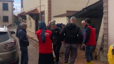 Başiskele Belediyesi Gönül Bağı ekipleri, selden etkilenen ailelere geçmiş olsun