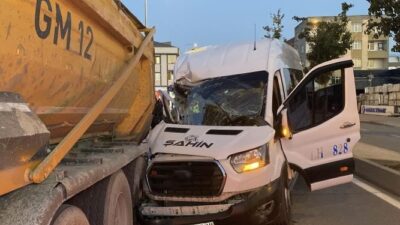  İstanbul’un Arnavutköy ilçesinde servis minibüsünün park halindeki hafriyat kamyonuna