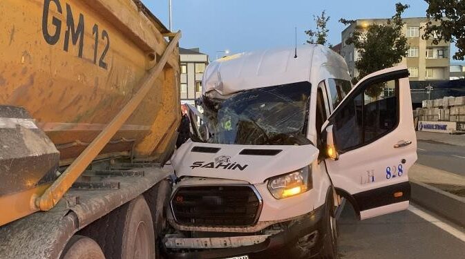  İstanbul’un Arnavutköy ilçesinde servis minibüsünün park halindeki hafriyat kamyonuna