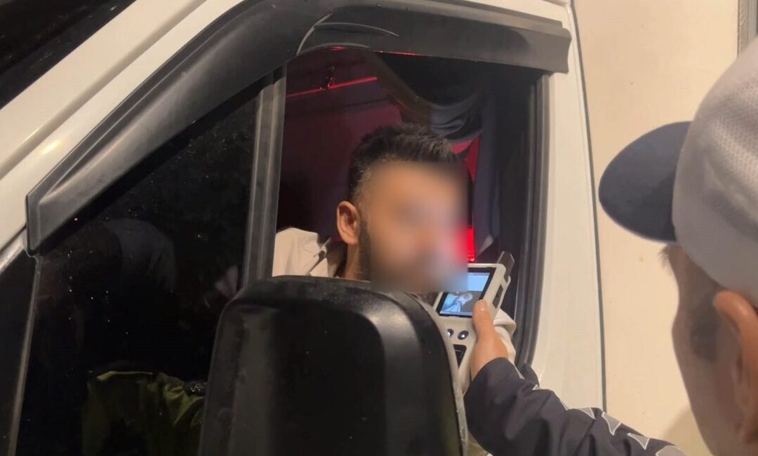 Bursa’da trafik denetimine takılan kamyonet sürücüsü, “Uyumaya geldim” diyerek kendini