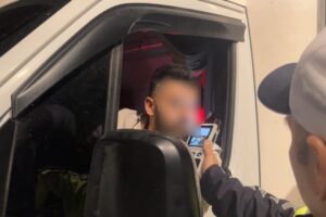 Bursa’da trafik denetimine takılan kamyonet sürücüsü, “Uyumaya geldim” diyerek kendini