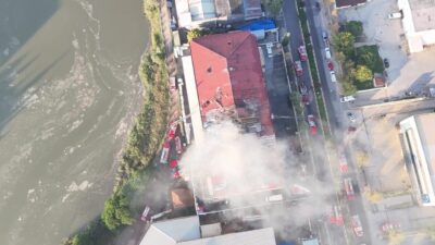 Tuzla Deri Organize Sanayi Bölgesi’ndeki fabrikada çıkan yangının ardından çatıda