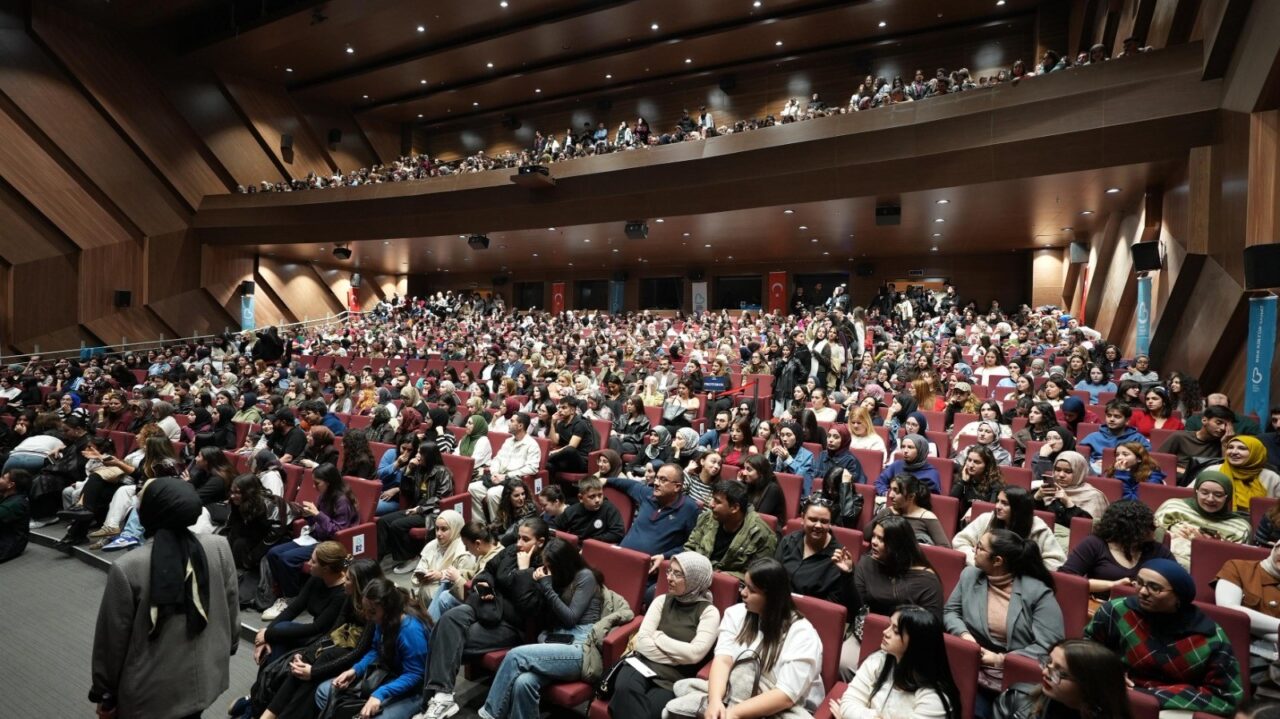 Balıkesir Büyükşehir Belediyesi tarafından düzenlenen 2. Balıkesir Kitap Fuarı, ilk