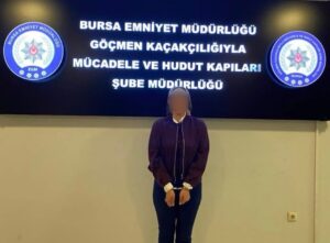 Nilüfer’de polis ekiplerinin çalışmasıyla tespit edilen şüphelinin dolandırıcılık suçundan arandığı