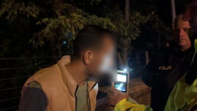 Osmangazi ilçesinde direksiyon hâkimiyetini kaybederek kaldırıma çıkan sürücünün yapılan kontrolde