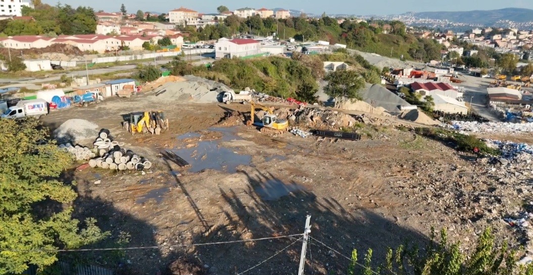 Sarıyer’de atık tepkisi: “Camları açamıyoruz” İstanbul Sarıyer’de, belediyeye ait olduğu belirtilen araziye atık döküldüğü iddiası