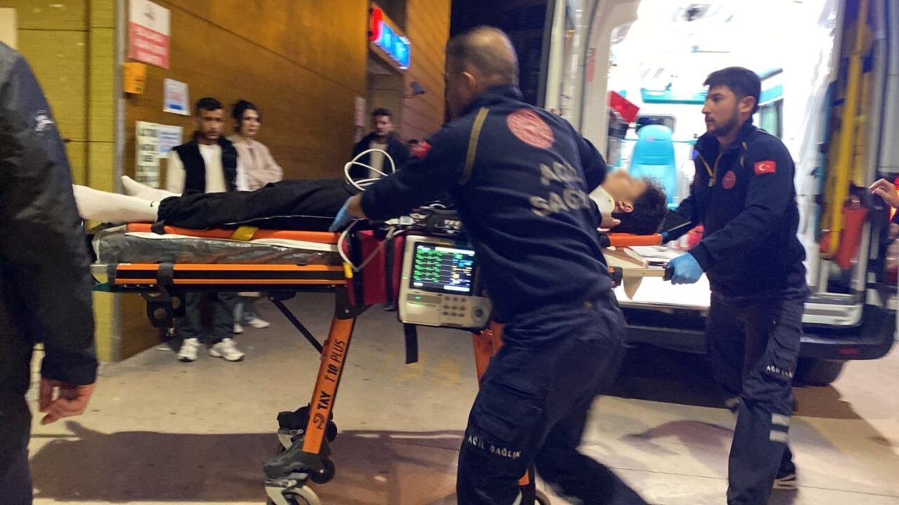 İnegöl’de üç katlı binanın balkonundan kaldırıma düşen 15 yaşındaki çocuk