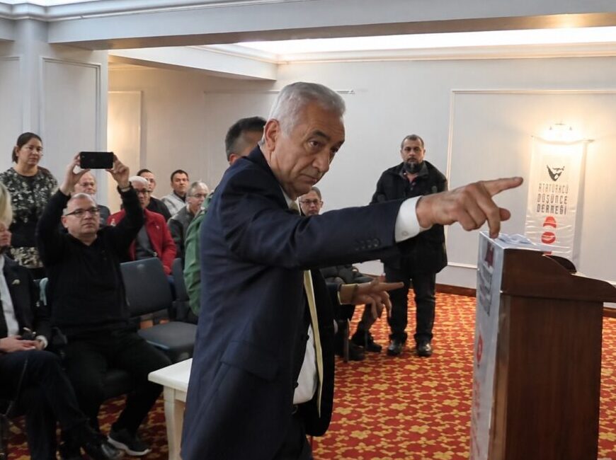 Balıkesir’in Bandırma ilçesinde düzenlenen söyleşide, Prof. Dr. Süheyl Batum ile