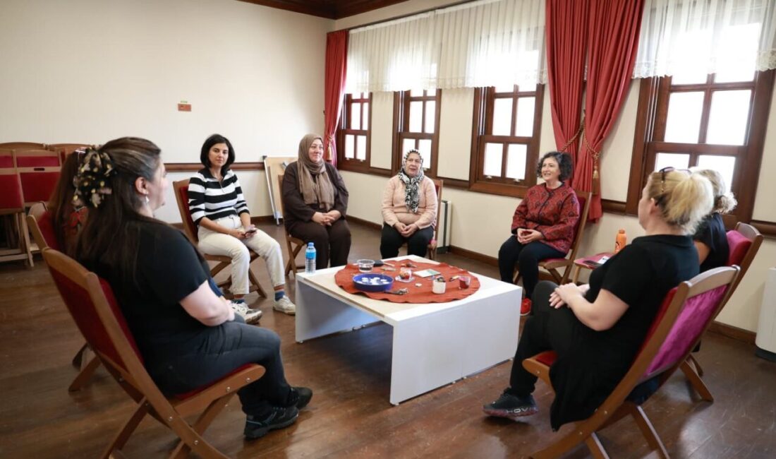 Osmangazi’de kadınlar dayanışmayla yas sürecini paylaştı Osmangazi Kent Konseyi Kadın Meclisi tarafından düzenlenen “Pembe Kurdelenin Ötesinde: