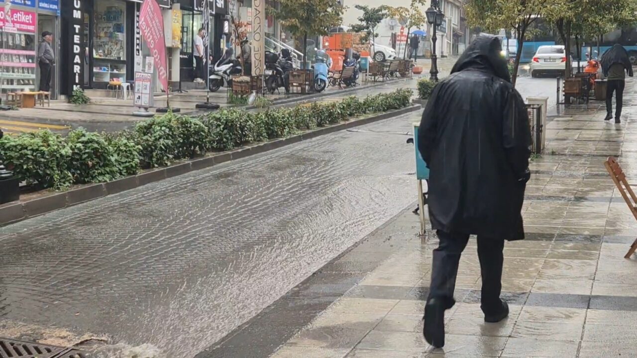 Tekirdağ’ın Süleymanpaşa ilçesinde etkili olan şiddetli sağanak nedeniyle bazı yollarda