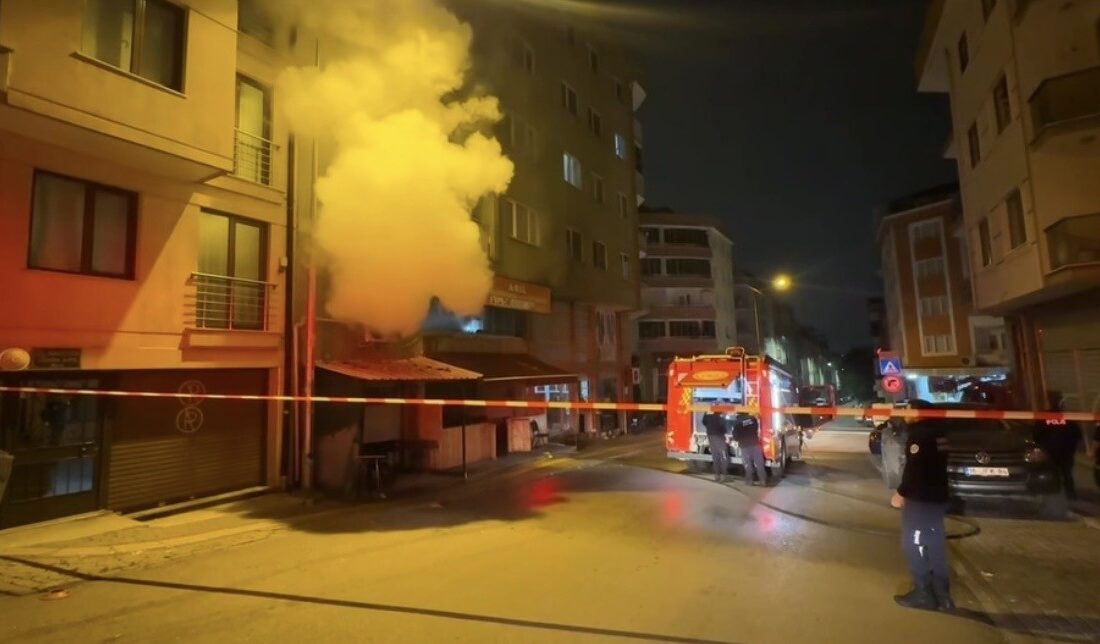 Bursa’da kıraathanede gece yarısı yangın çıktı Bursa’nın Nilüfer ilçesinde bir kıraathanede çıkan yangın, itfaiye ekiplerinin
