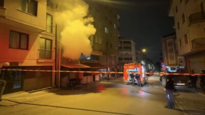  Bursa’nın Nilüfer ilçesinde bir kıraathanede çıkan yangın, itfaiye ekiplerinin