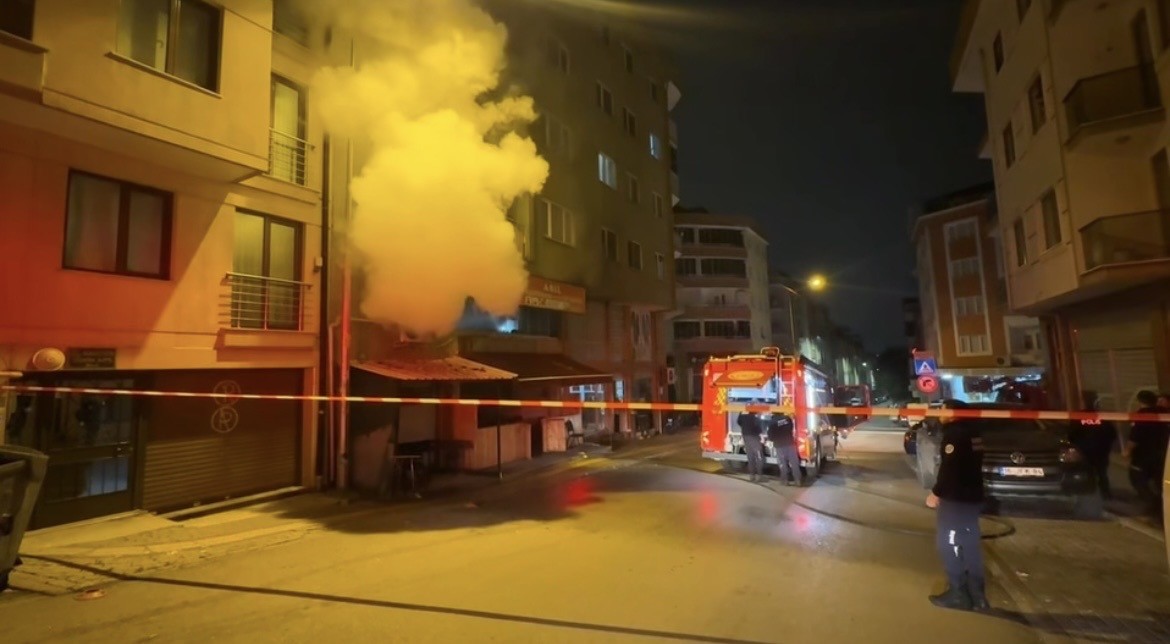  Bursa’nın Nilüfer ilçesinde bir kıraathanede çıkan yangın, itfaiye ekiplerinin