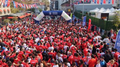 Bursa’da Cumhuriyet’in 103’üncü yıl dönümü kapsamında düzenlenen Büyükşehir Cumhuriyet Koşusu’na
