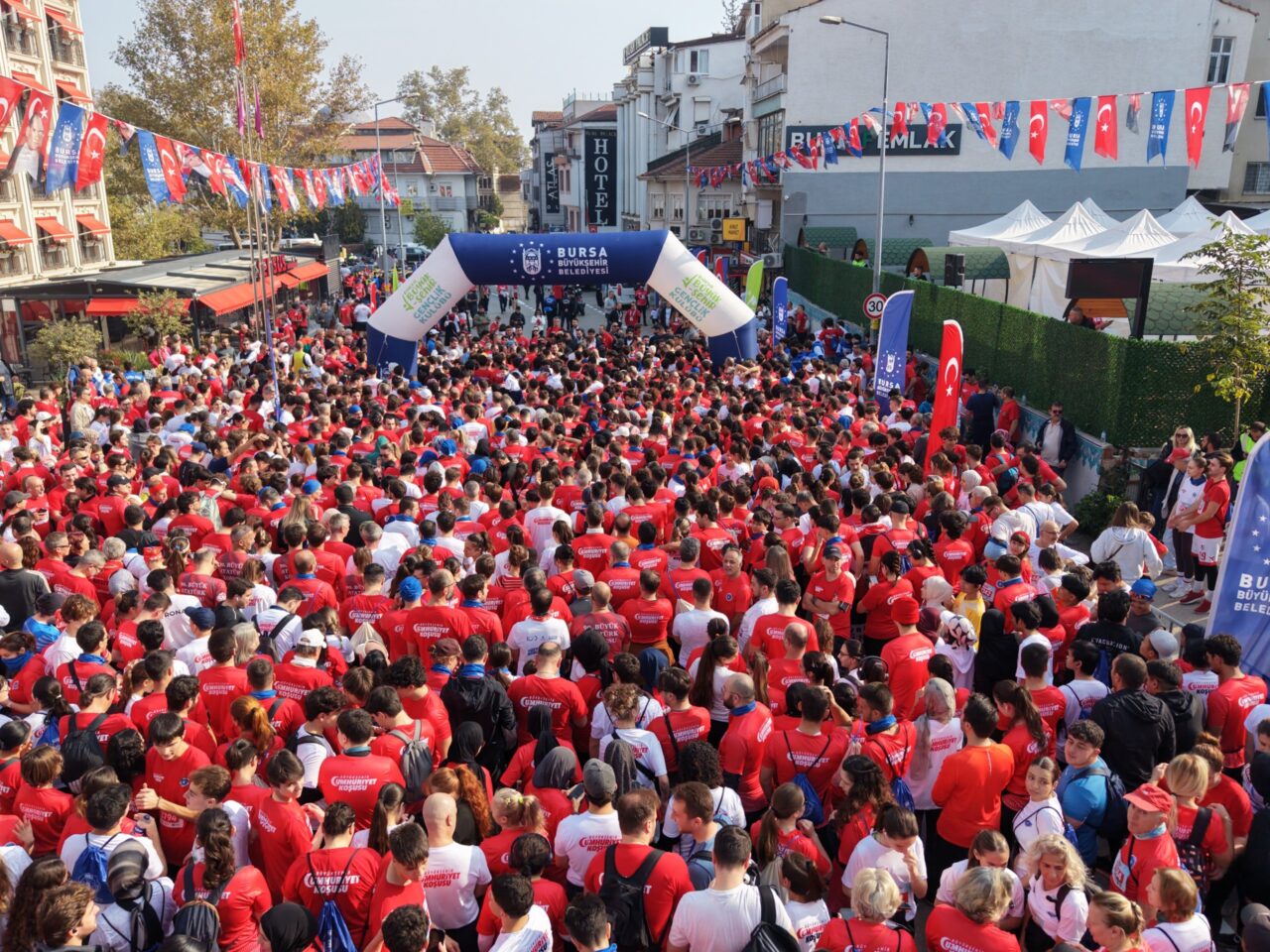 Bursa’da Cumhuriyet’in 103’üncü yıl dönümü kapsamında düzenlenen Büyükşehir Cumhuriyet Koşusu’na