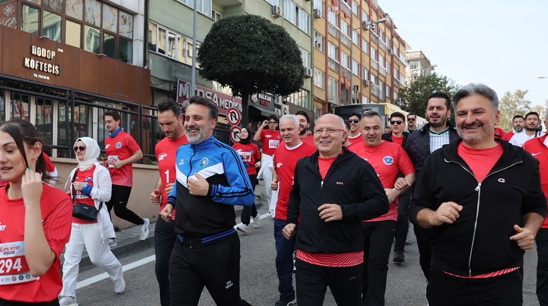 Bursa’da Cumhuriyet için binlerce kişi koştu 1 Bülten Medya -