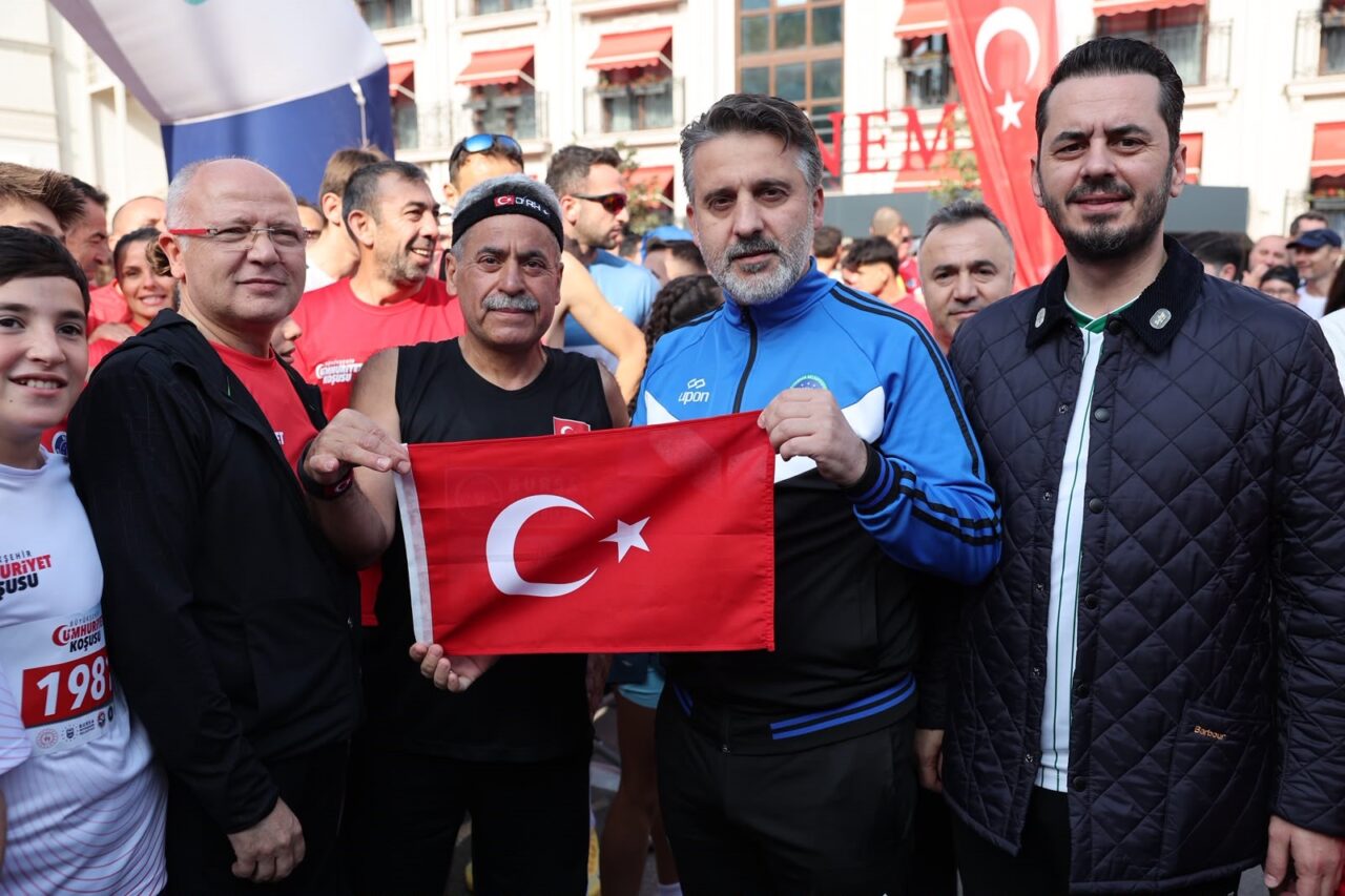 Bursa’da Cumhuriyet için binlerce kişi koştu 2 Bülten Medya -