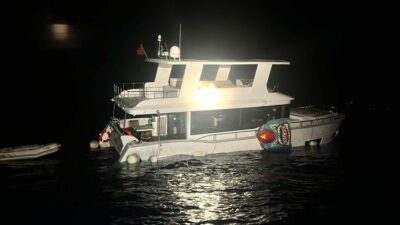  Ayvacık açıklarında su alarak batma tehlikesi geçiren teknedeki 2