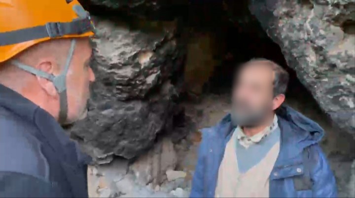 Uludağ’da bir mağaraya sığınan yaşlı adamı fark eden dağcılar, şehir