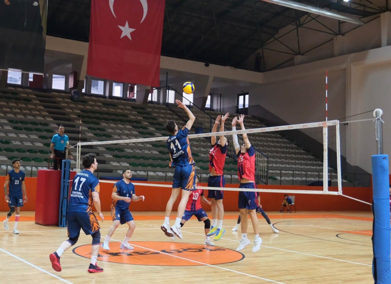 İnegöl Belediyespor Erkek Voleybol Takımı, Güner Karakaya’yı 3-2 mağlup ederek