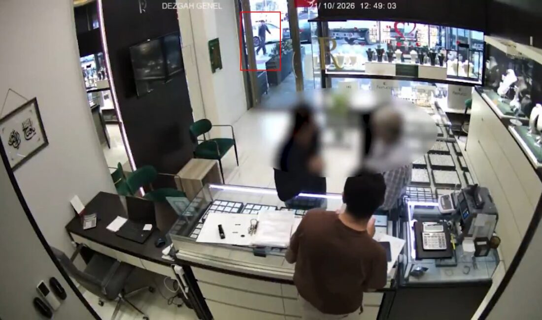Esenyurt’taki kuyumcu saldırısının yeni görüntüleri ortaya çıktı İstanbul Esenyurt’ta bir kuyumcuya düzenlenen silahlı saldırı öncesinde yaşanan tartışma